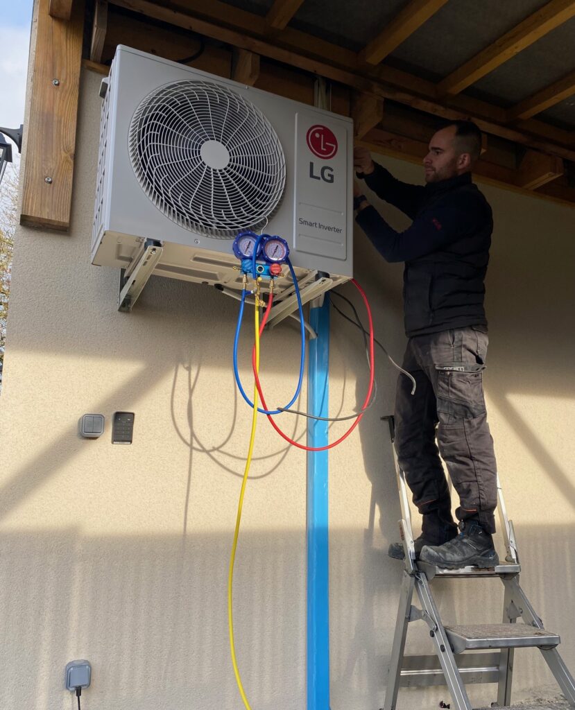 electricien installant une pompe à chaleur air air à saint branchs