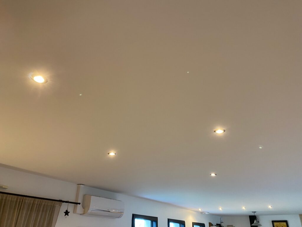 electricien installant le réseau des luminaires